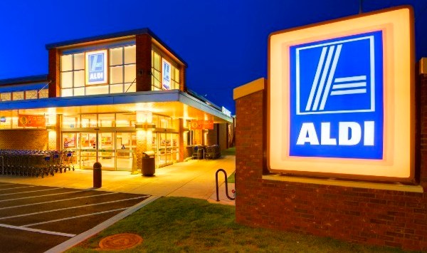 Supermarket wars: Aldi takes on market share as Woolworths drops prices