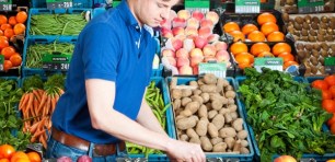 Independent fruit and vegie retailer brings farmers into store to push local produce and combat big boys