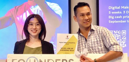 Inneurva co-founders Clara Zhao and Dr Tass Paritt accept accept a prize at UNSW Founders' New Wave program